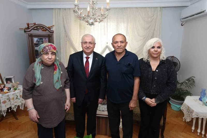 Milli Savunma Bakanı Yaşar Güler, şehit Alaattin Buluç’un ailesini İstanbul Maltepe’de ziyaret ederken