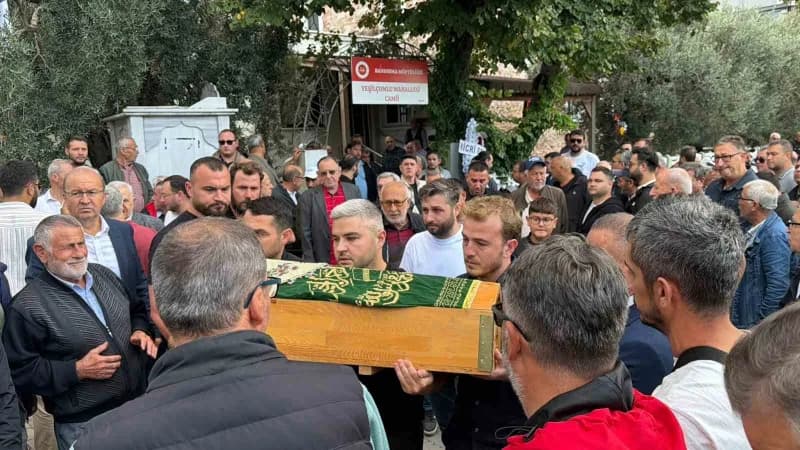Balıkesir Bandırma'da trafik kazasında hayatını kaybeden hamile anne, 3 yaşındaki kızı ve bebeğinin cenaze töreninden gö