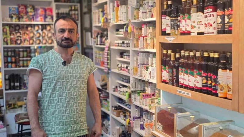 Bandırma'da aktarda ıhlamur, kuşburnu, zencefil ve aronya ürünlerinin sergilendiği tezgah