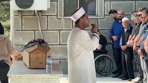 Bartın Amasra'da trafik kazasında hayatını kaybeden 3 aylık bebeğin cenaze töreninden tabutun taşındığı an
