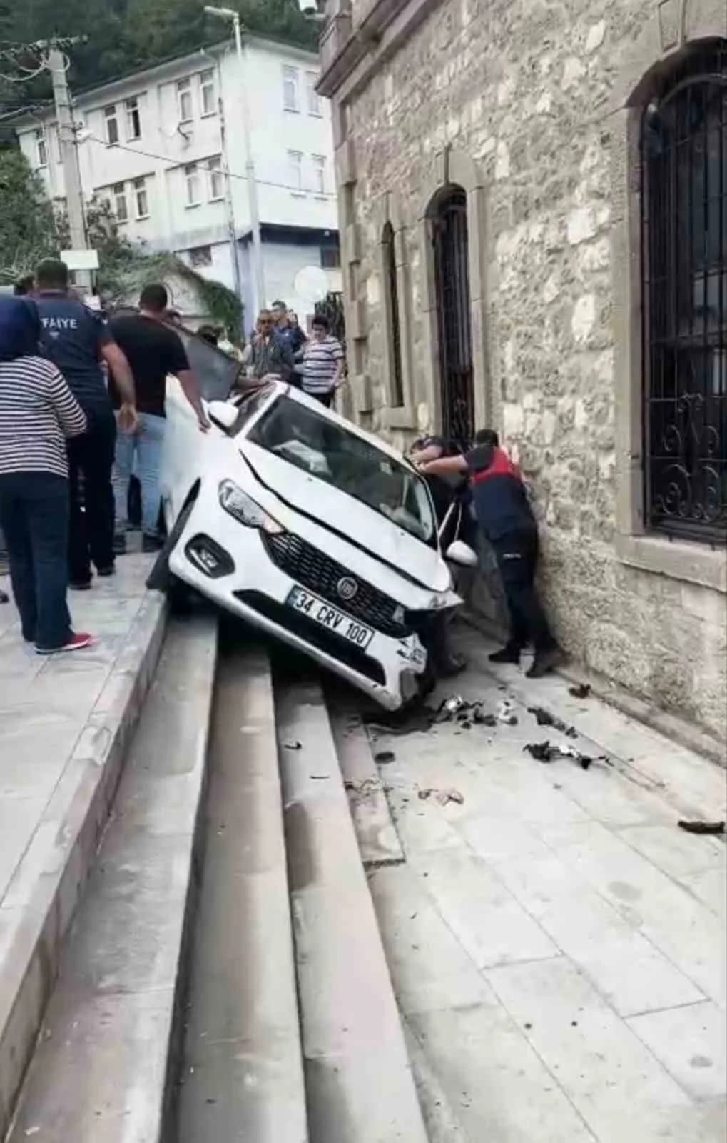 Bartın Amasra'da kontrolden çıkan otomobil müzenin önündeki merdivenlerden aşağı düşerken çekilmiş görüntü