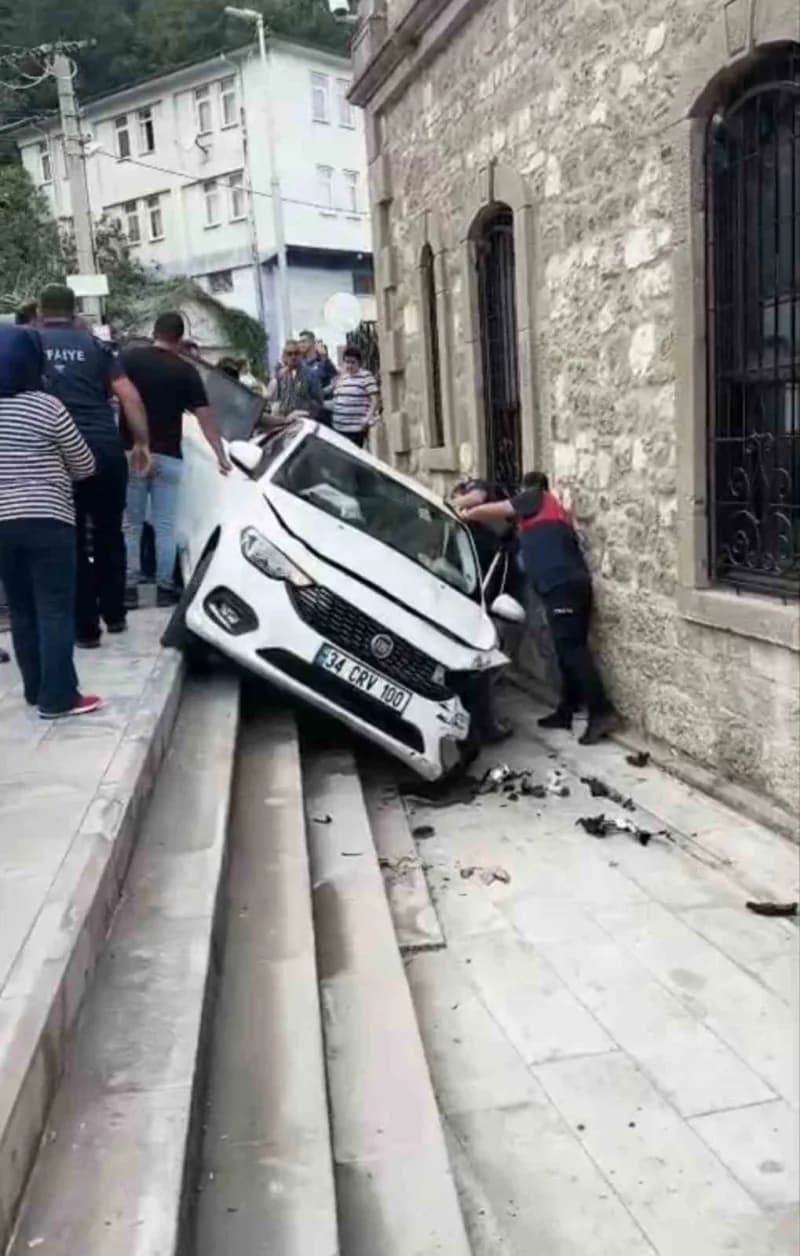 Bartın Amasra'da kontrolden çıkan otomobil müzenin önündeki merdivenlerden aşağı düşerken çekilmiş görüntü