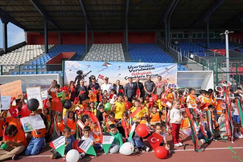 Bartın Ömer Tepesi Futbol Sahasında çocuklar renkli uçurtmalarla Filistin’e destek mesajı veriyor