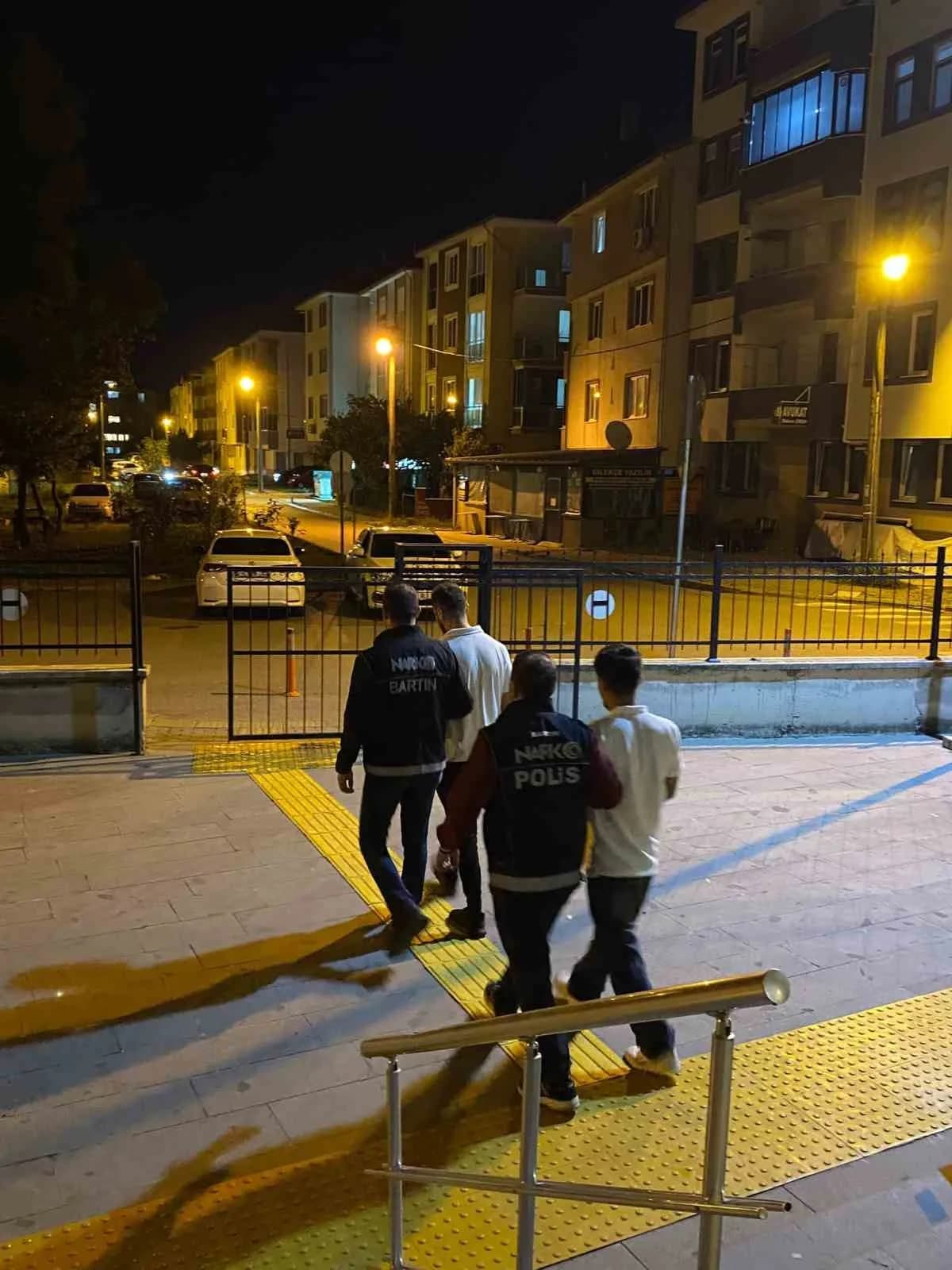 Bartın’da uyuşturucu operasyonu kapsamında polis ekipleri baskın düzenliyor