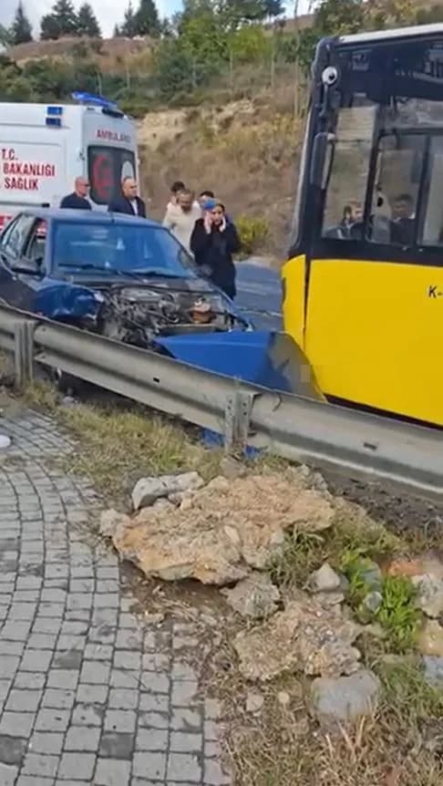 Başakşehir’de İETT otobüsü ile otomobilin çarpıştığı kaza yerinden görüntü