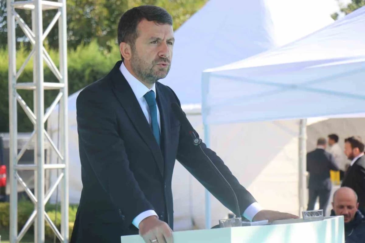 Basın İlan Kurumu Genel Müdürü Abdulkadir Çay Sakarya Bölge Müdürlüğü açılışında konuşma yapıyor