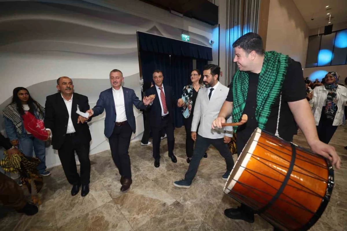 Kocaeli Büyükşehir Belediye Başkanı Tahir Büyükakın Vanlılarla birlikte halay çekiyor