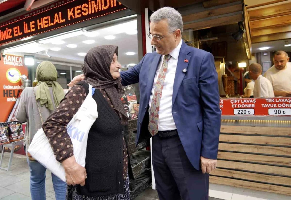 İlkadım Belediye Başkanı İhsan Kurnaz esnaf ziyareti sırasında vatandaşlarla sohbet ediyor