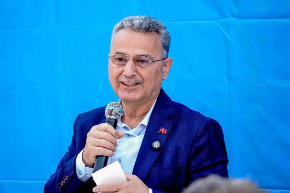 İlkadım Belediye Başkanı İhsan Kurnaz mahalle ziyaretinde vatandaşlarla bir arada