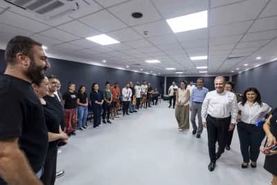 Başkan Vahap Seçer, Macit Özcan Spor Tesislerinde belediye personeliyle toplantı yaparken