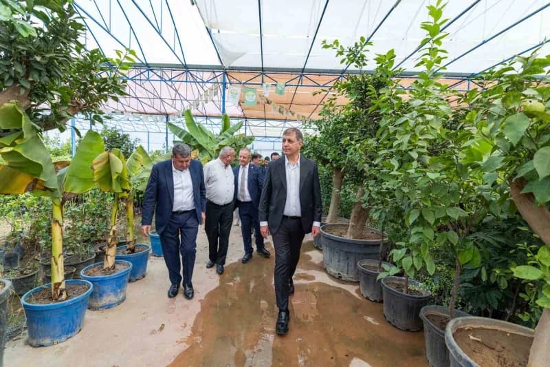 Başkan Cemil Tugay Bayındır’da mahalle ziyaretinde vatandaşlarla sohbet ediyor