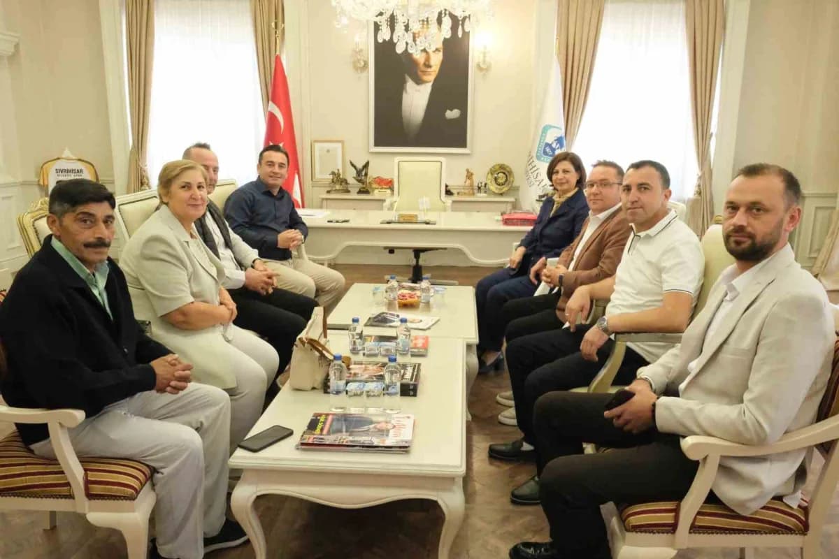 Eskişehir Büyükşehir Belediye Başkanı Ayşe Ünlüce ve Sivrihisar Belediye Başkanı Habil Dökmeci makamda görüşme yaparken