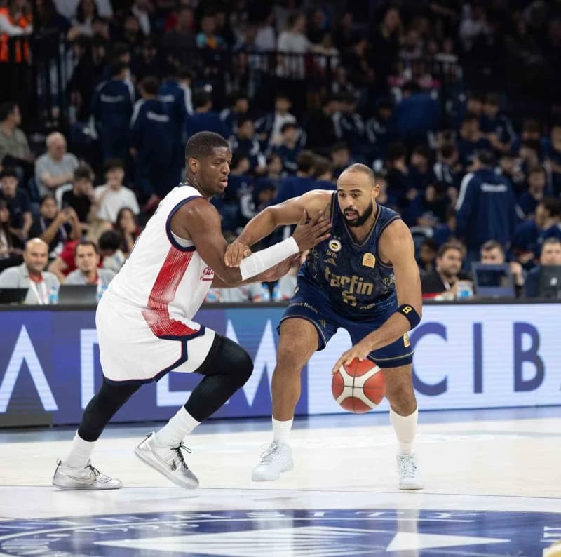 Sinan Erdem Spor Salonu'nda oynanan Basketbol Süper Ligi maçında Bahçeşehir Koleji ve Fenerbahçe oyuncuları mücadele edi