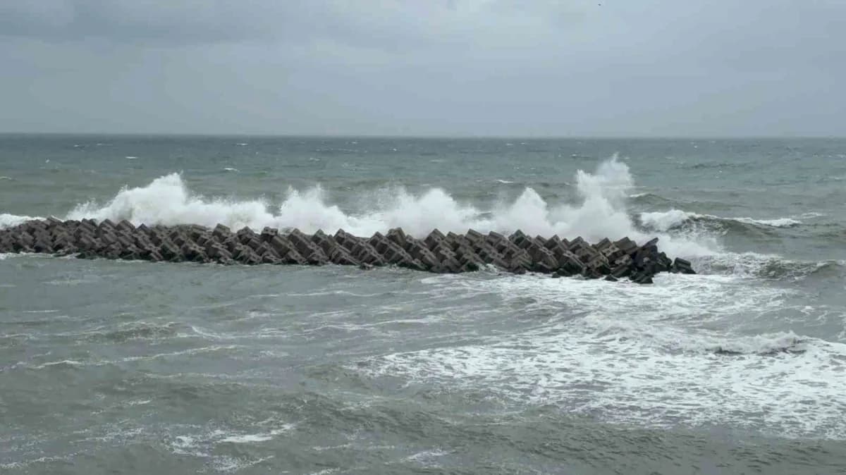 Batı Karadeniz bölgesinde etkili olan fırtına nedeniyle dalgalı deniz ve rüzgarlı hava görüntüsü