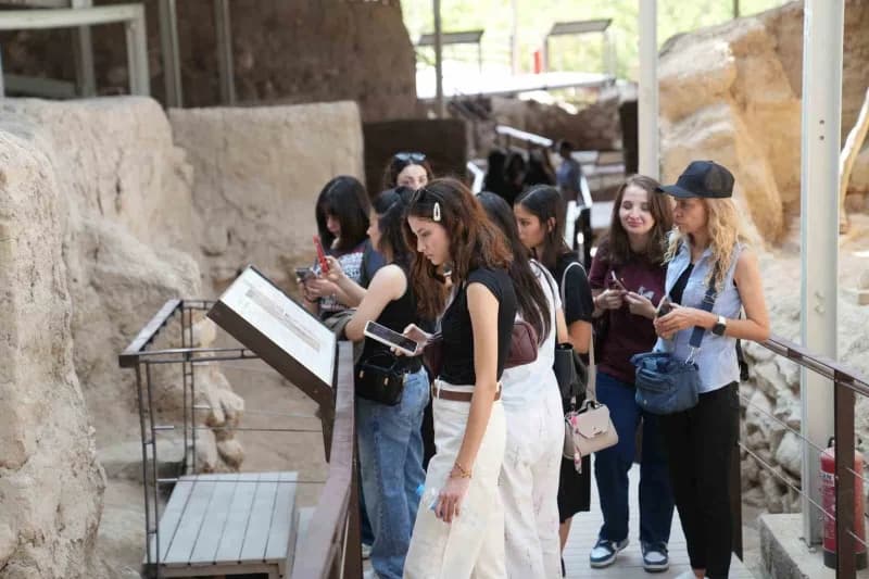 Battalgazi Belediyesi tarafından düzenlenen üniversite öğrencilerine yönelik tarih ve kültür gezisinden bir kare