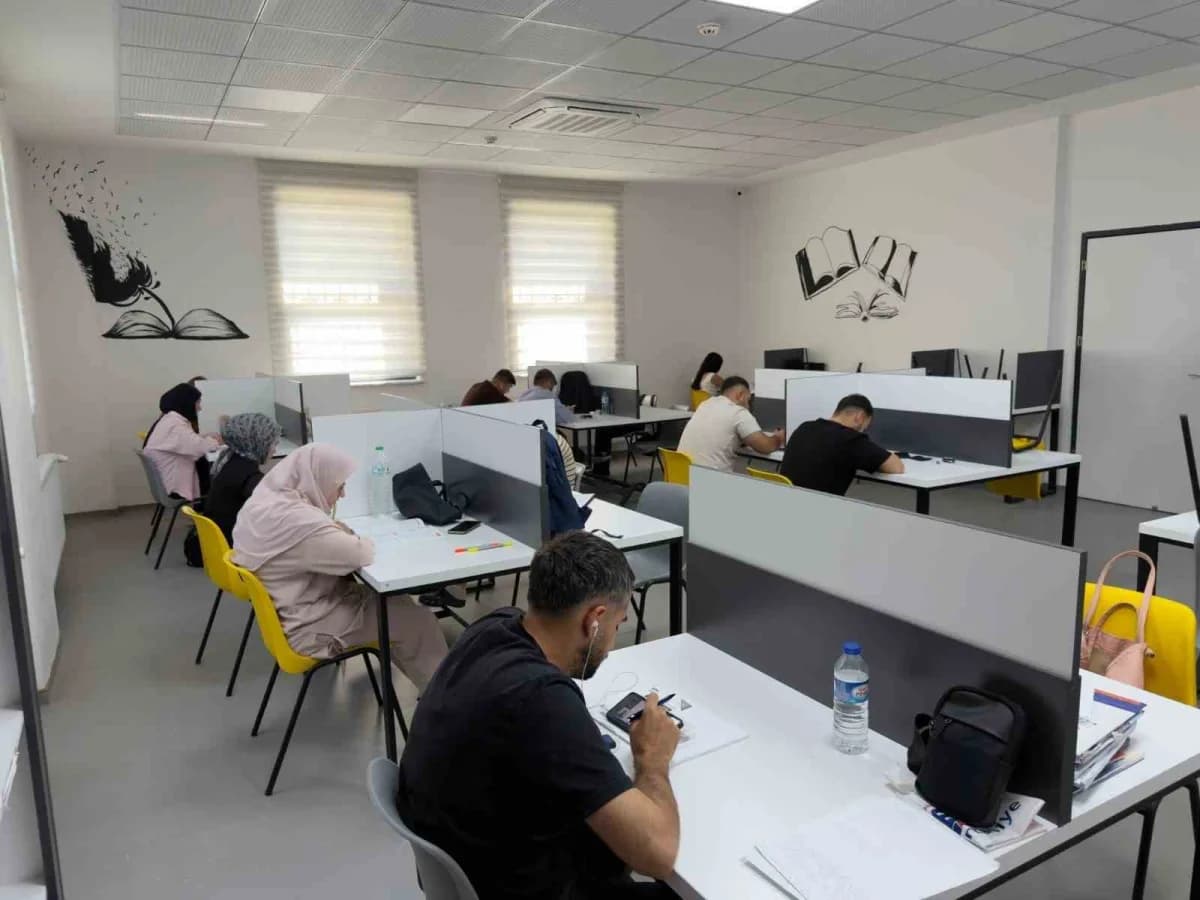 Battalgazi Belediyesi Ahmet Kekeç Semt Kütüphanesi’nde sınava hazırlanan öğrenciler çalışma yapıyor