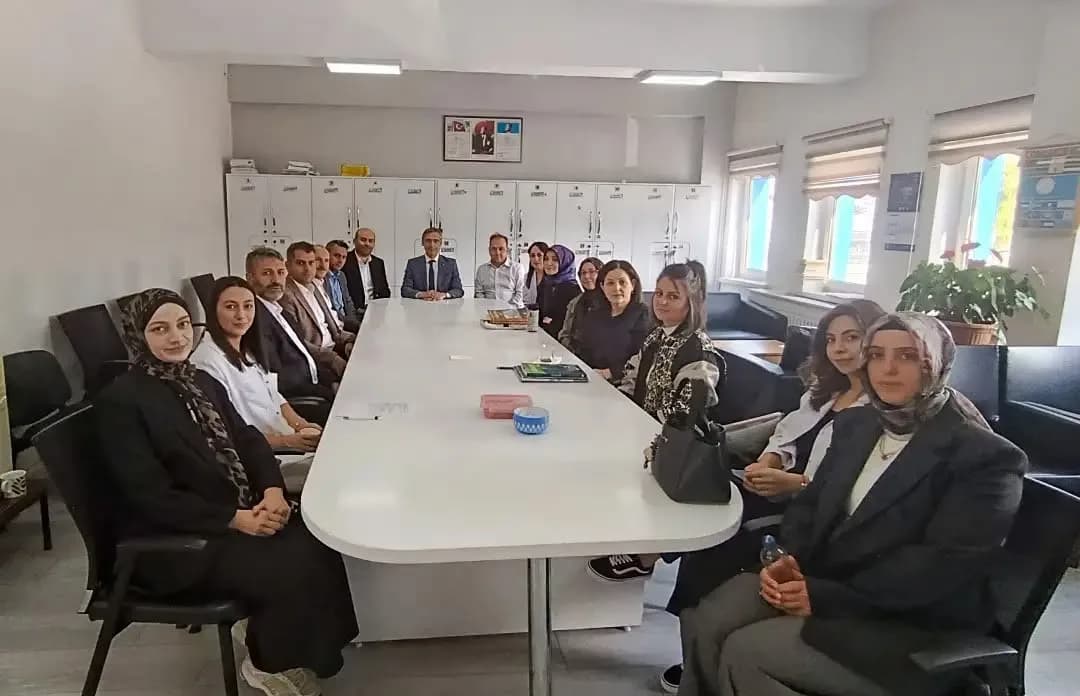 Bayburt İl Milli Eğitim Müdürü Ömer Faruk Kahraman okullarda eğitim çalışmalarını incelerken öğretmenlerle görüşüyor