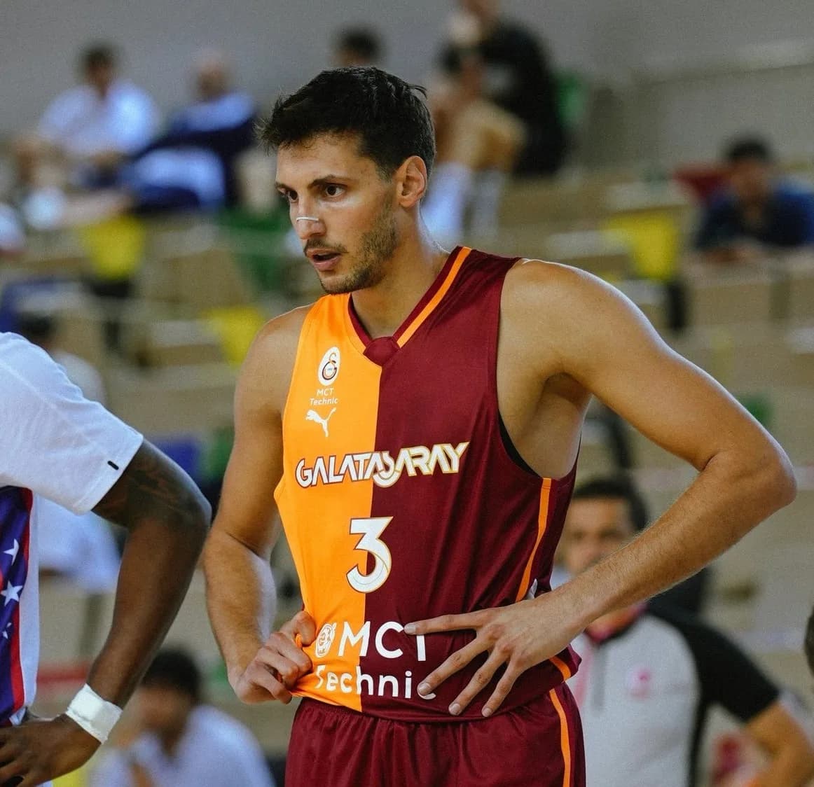 Berkan Durmaz, Galatasaray Erkek Basketbol Takımı formasıyla maç öncesi açıklama yapıyor
