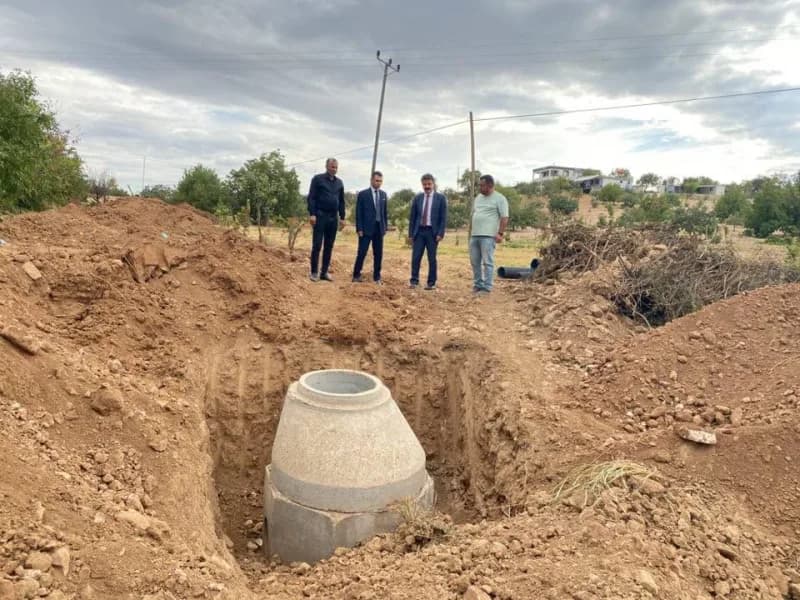 Besni Karagüveç köyünde KÖYDES kapsamında devam eden kanalizasyon çalışmaları