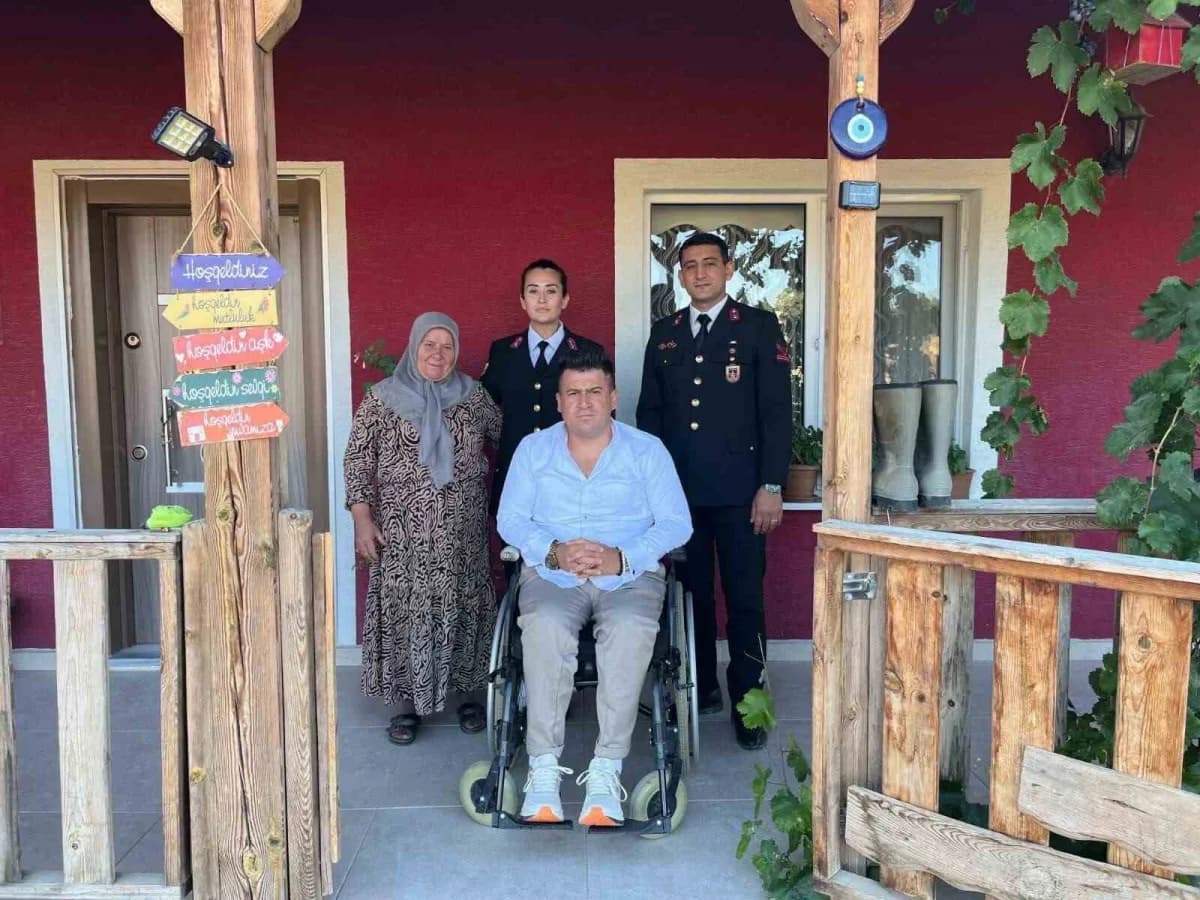 Bilecik İl Jandarma Komutanlığı ekipleri gazilerle bir arada toplantı yaparken