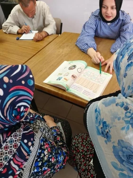 Bilecik Huzurevi sakinleri okuma-yazma kursunda eğitim alıyor