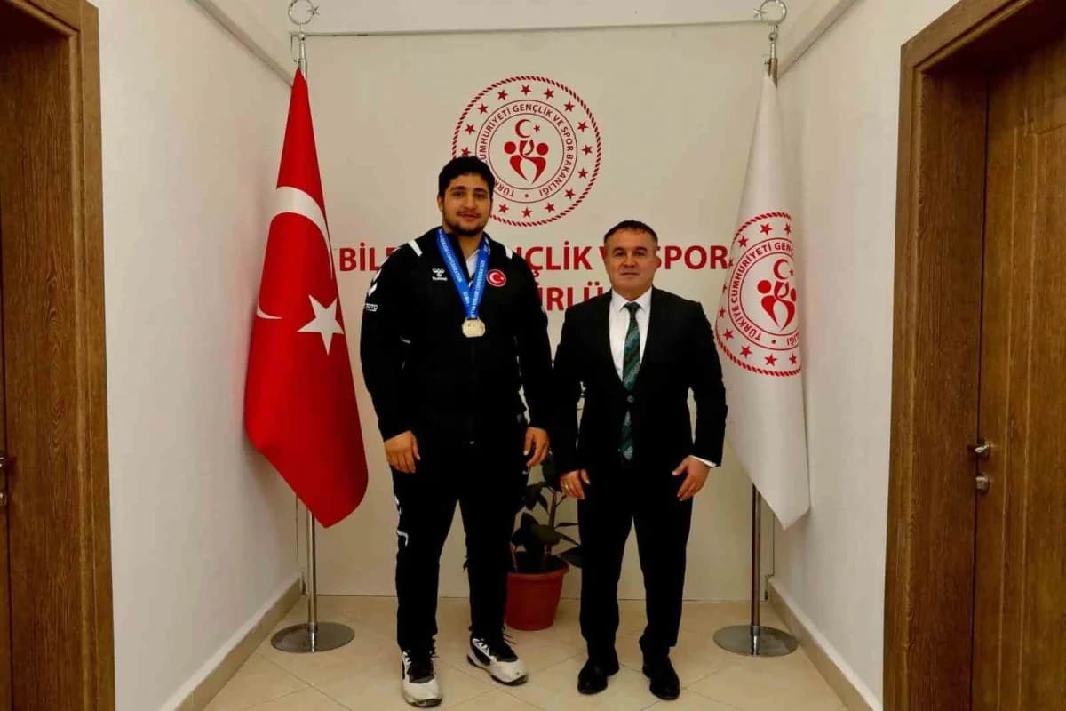 Bilecik Gençlik ve Spor İl Müdürü Ramazan Demir, Avrupa şampiyonu Mikail Zaloğlu ve antrenörü Serkan Can ile bir arada