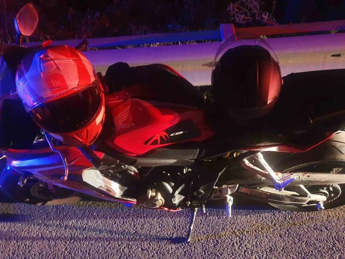 Bilecik Pazaryeri ilçesinde motosiklet bariyere çarptı, kazada 2 kişi yaralandı