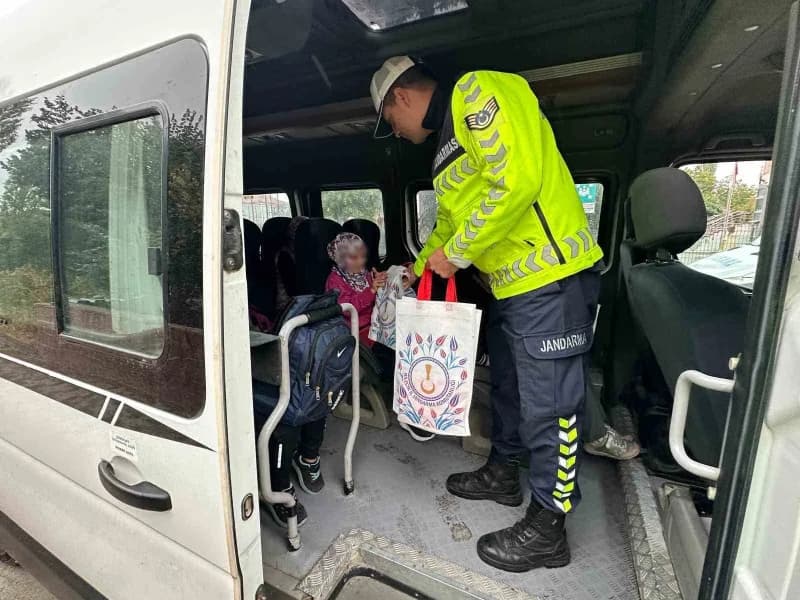 Bilecik'te jandarma ekipleri okul çevresi ve servis araçlarını denetlerken