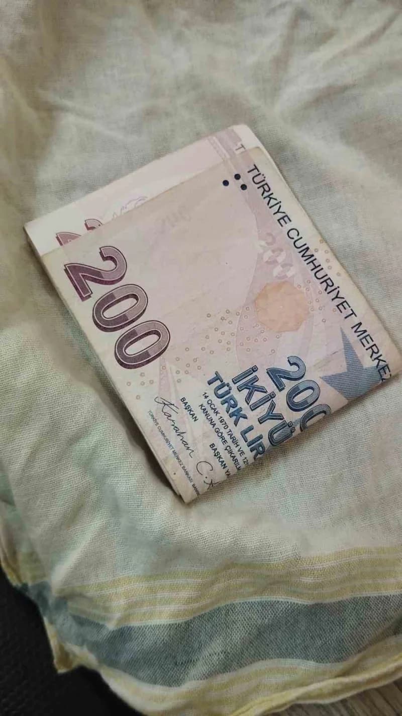 Bilecik Kapalı Pazar alanında esnaf tezgahında unutulan paranın teslim edilme anı