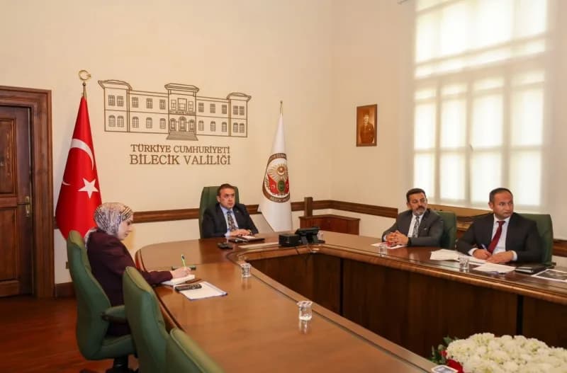 Bilecik'te sosyal yardımlaşma toplantısına katılan yetkililer video konferans sistemiyle görüşme yapıyor