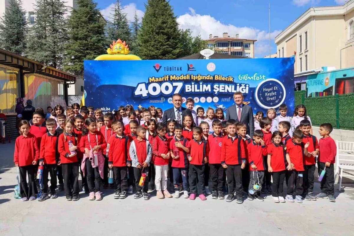 Bilecik’te düzenlenen bilim şenliğinde öğrenciler yapay zekâ ve sanal gerçeklik etkinliklerine katılıyor