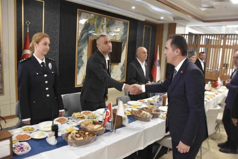 Bitlis'te Gaziler Günü programında protokol üyeleri ve gaziler kahvaltıda bir arada