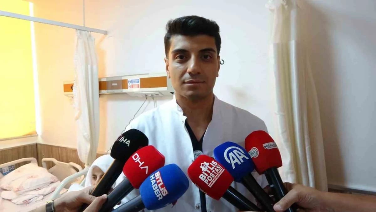 Bitlis Devlet Hastanesi'nde 70 yaşındaki hastaya yapılan kapalı kalın bağırsak ameliyatı sırasında cerrahi ekip çalışıyo
