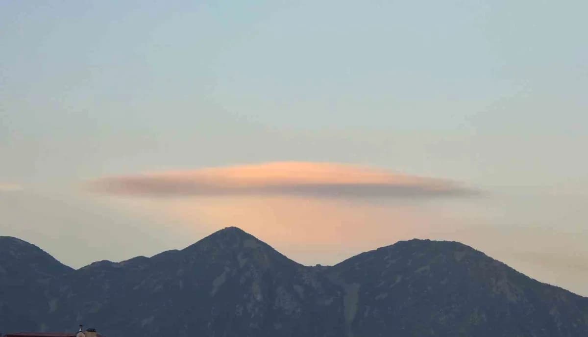 Bitlis gökyüzünde UFO'ya benzeyen mercek bulutu görüntüsü