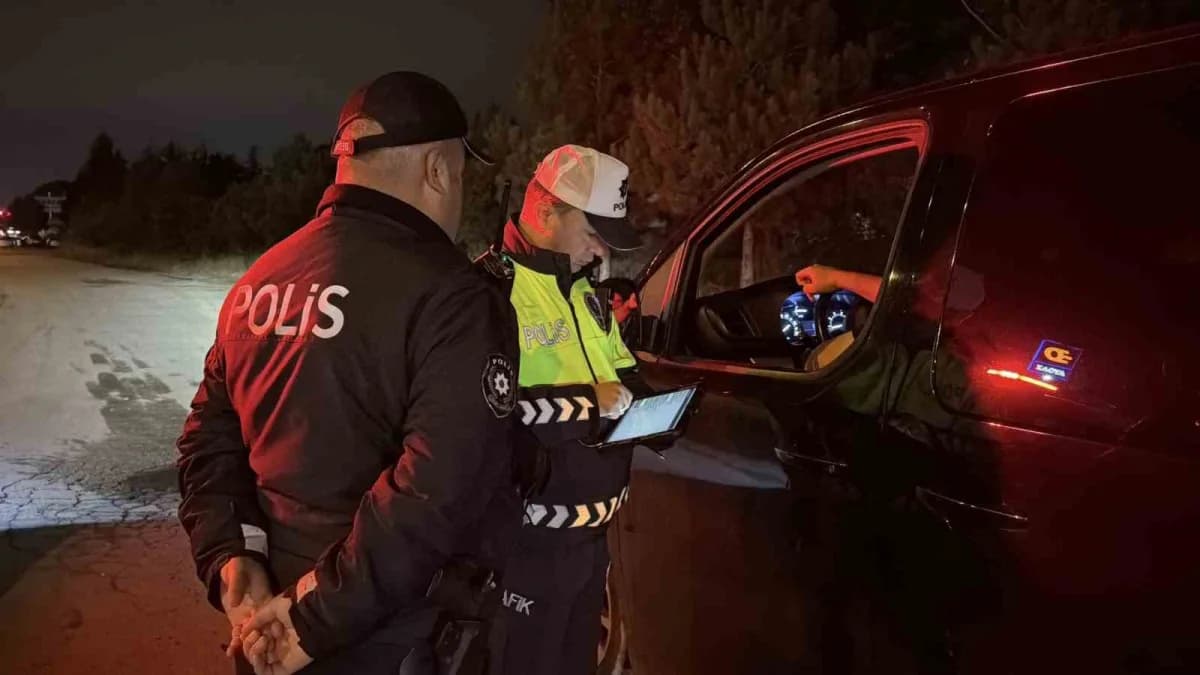 Bolu’da polis ve jandarma ekiplerinin trafik denetimi sırasında araç kontrolü yapması