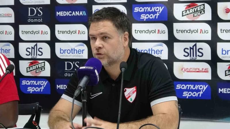 Boluspor futbolcuları maç sırasında mücadele ederken