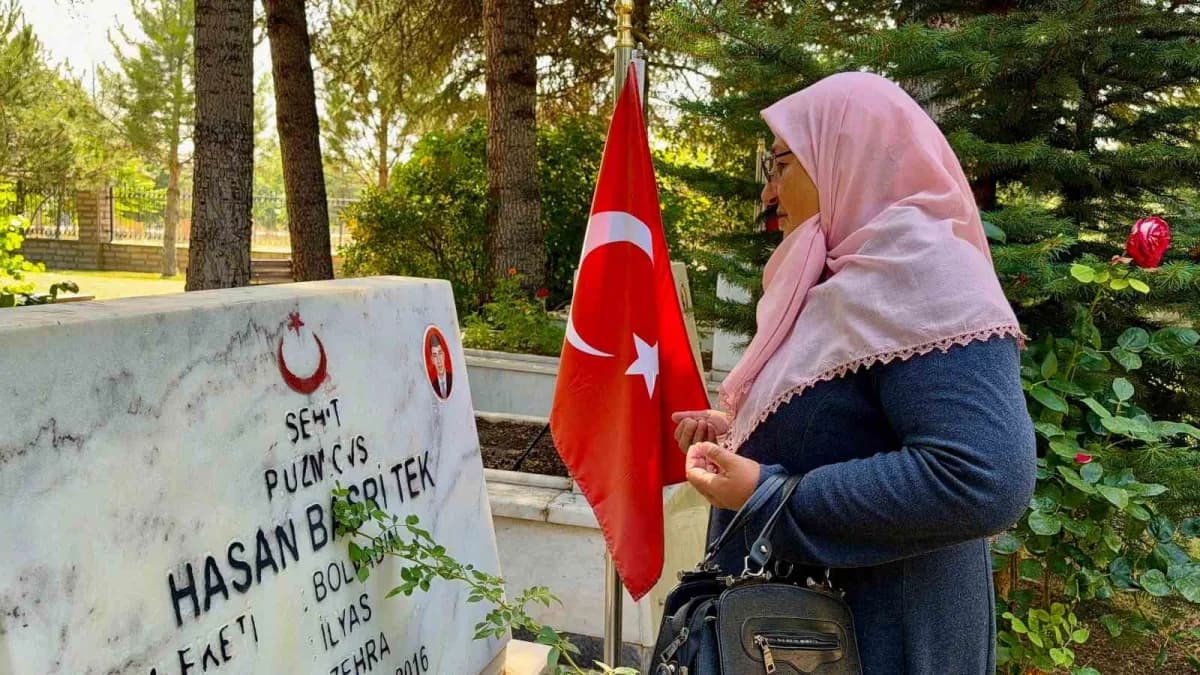 Bolvadin’de 19 Eylül Gaziler Günü töreninde Atatürk büstü önünde çelenk sunumu ve anma programı