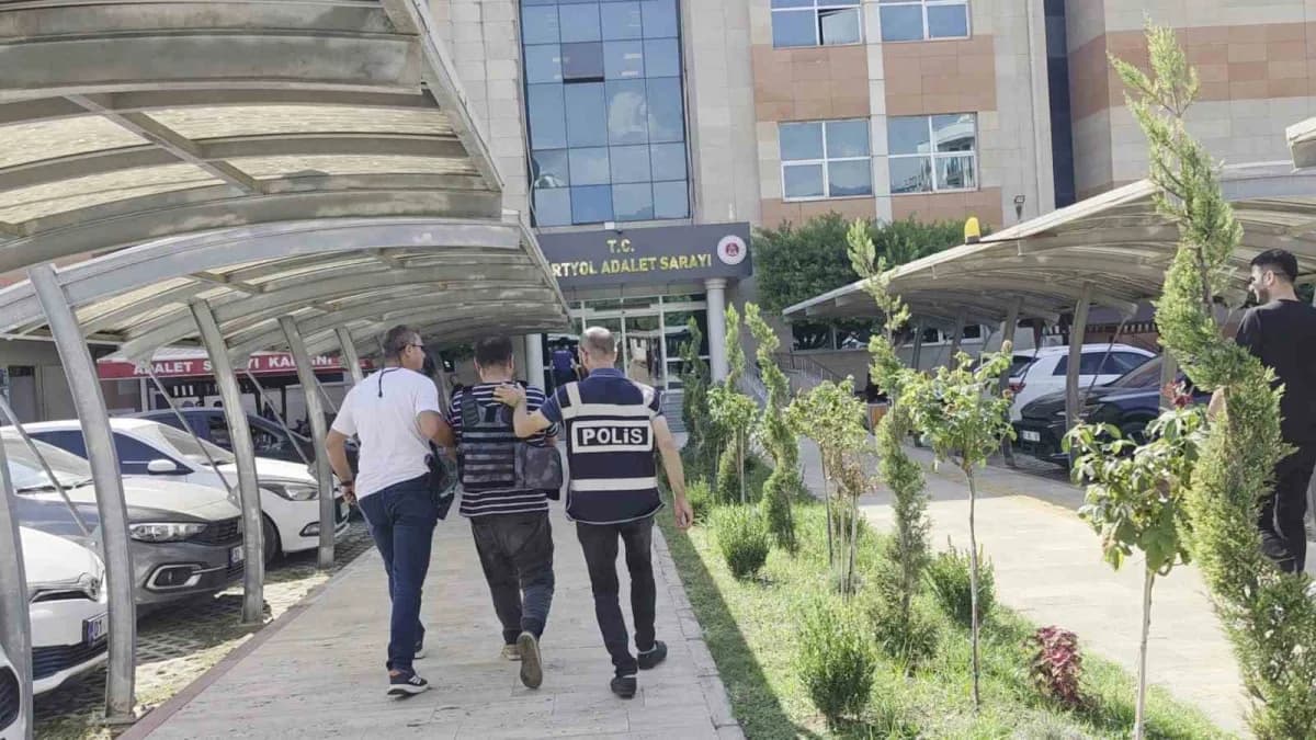 Hatay Payas'ta boşanma aşamasındaki eşini pompalı tüfekle öldüren zanlının adliyeye sevk edilme anı