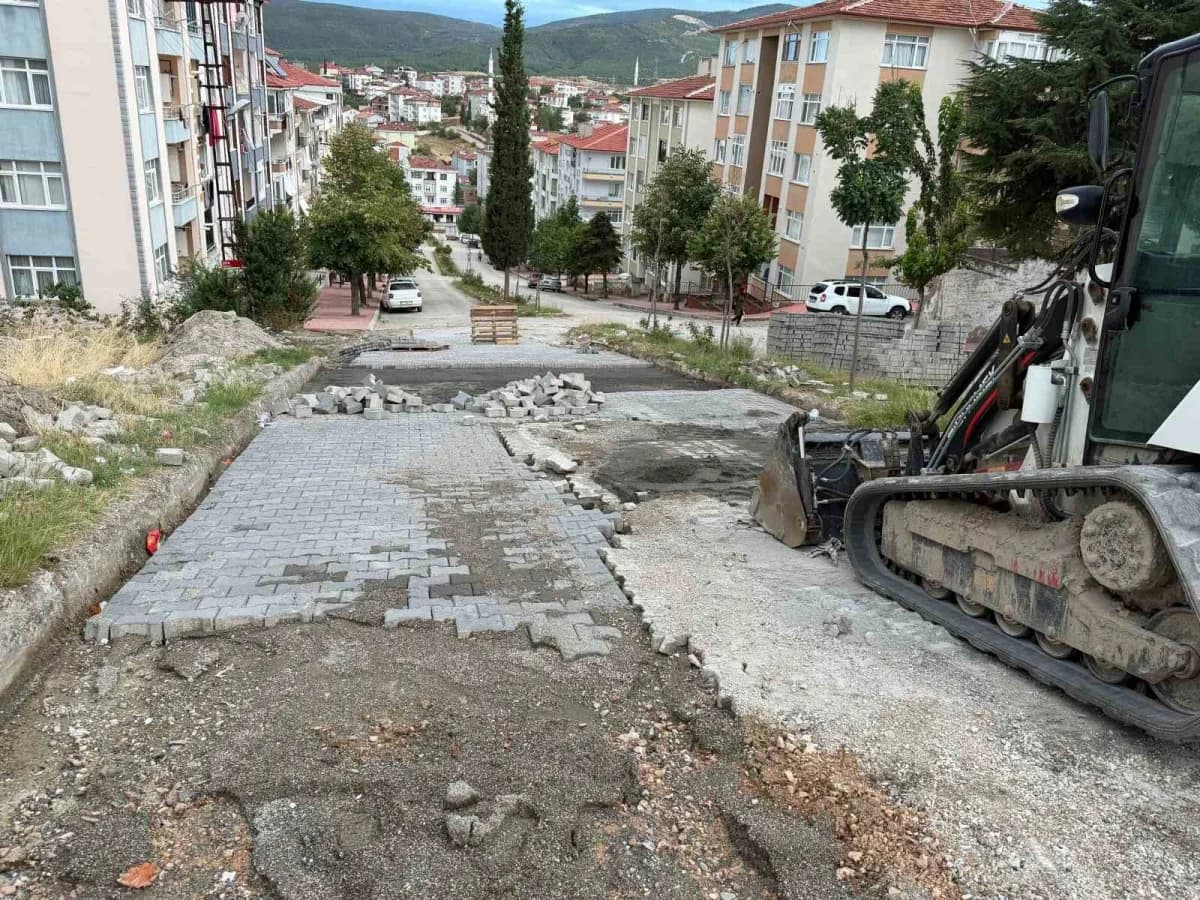 Boyabat Çamlıca Mahallesi Nurettin Zengin Caddesi’nde yol onarım çalışması yapan belediye ekipleri