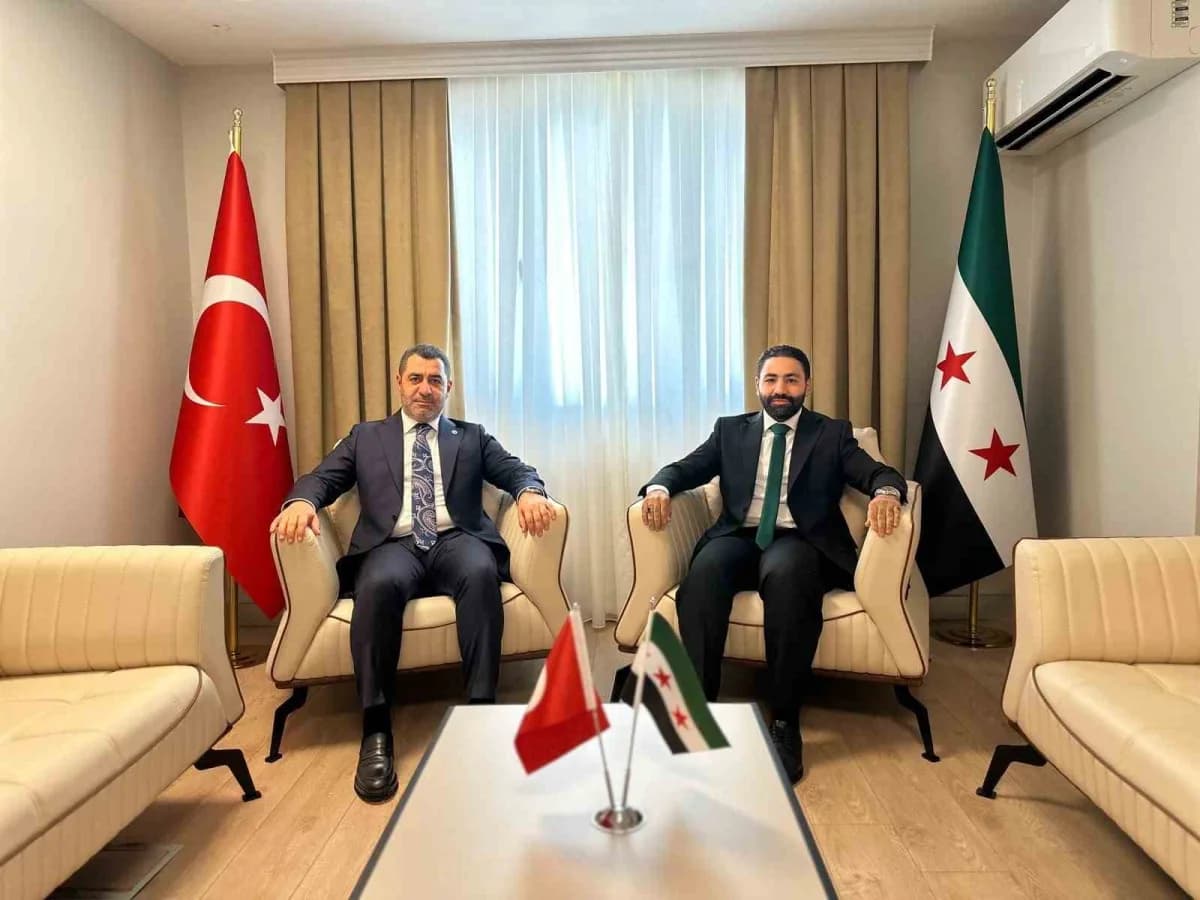 AK Parti Gaziantep Milletvekili Bünyamin Bozgeyik, Suriye Başkonsolosu Ali Mustafa Bey ile makamında görüşüyor