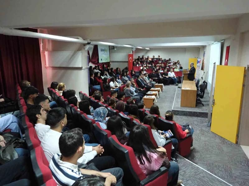 Buharkent'te gençlere yönelik Erasmus ve proje yazma eğitimi sırasında katılımcılar ve konuşmacılar