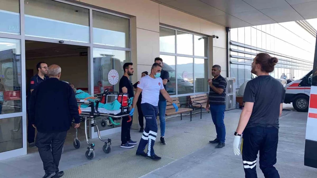Burdur Devlet Hastanesi önünde duruşmaya katılan sanıklar ve mağdurlar