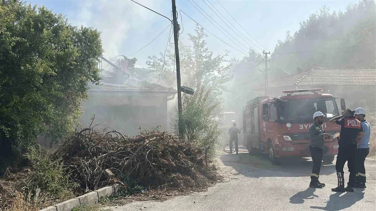 Burdur Necati Bey Mahallesi’nde çıkan ev yangını sonrası itfaiye ekiplerinin müdahalesi