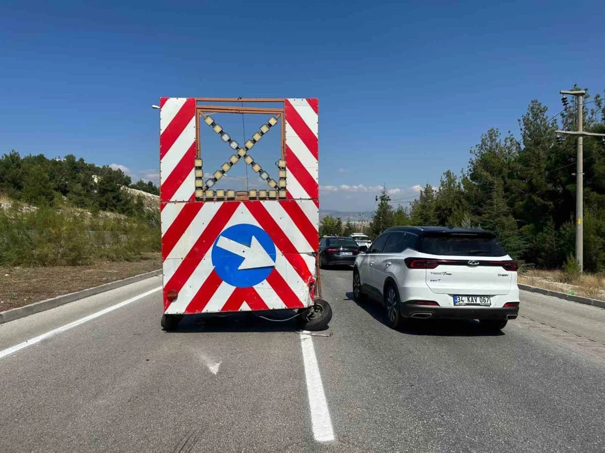 Burdur Antalya Kavşağı yakınlarında ticari taksi trafik yönlendirme römorkuna çarptı, kazada sürücü yaralandı