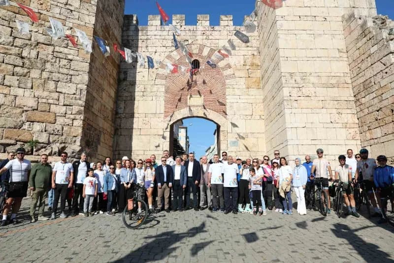 Bursa Heykel Atatürk Caddesi’nde Avrupa Hareketlilik Haftası kapsamında düzenlenen Arabasız Bir Gün etkinliğinde yürüyüş