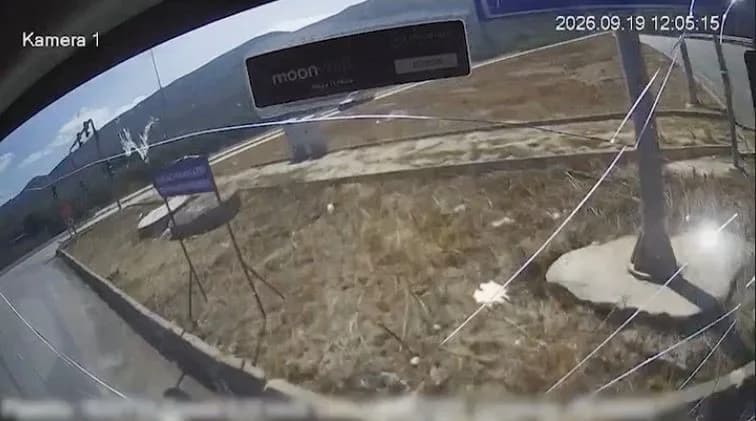 Bursa Gemlik'te belediye otobüsünün kaza yaptığı anın güvenlik kamerası görüntüsü