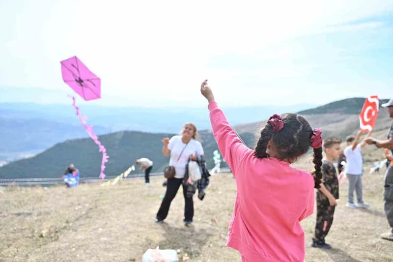Bursa Gemlik'te düzenlenen Uçurtma Şenliği'nde çocuklar renkli uçurtmalarla gökyüzünü süslüyor