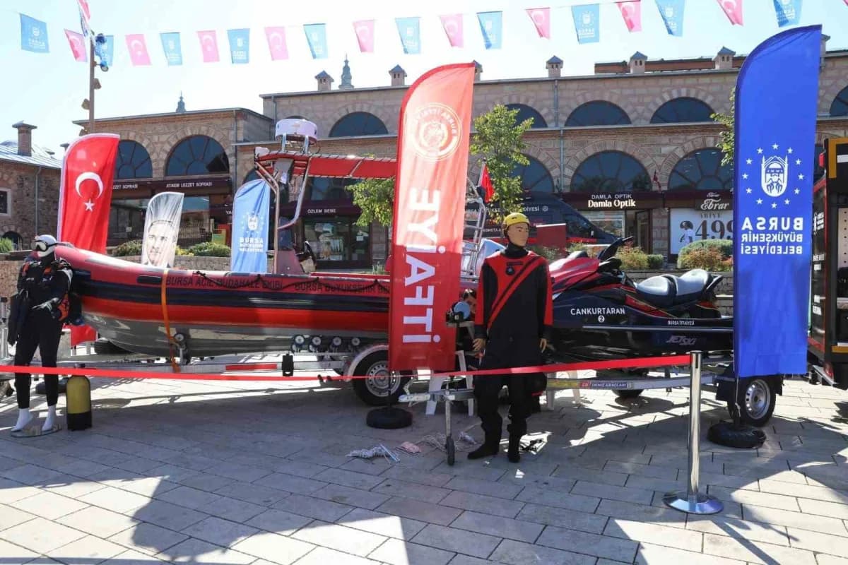 Bursa Büyükşehir Belediye Başkan Vekili Şahin Biba itfaiye personeliyle birlikte İtfaiye Haftası etkinliğinde