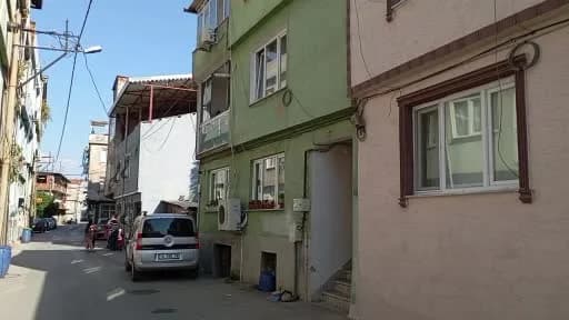 Bursa Osmangazi'de yaşlı çiftin evlerinin dış cephesi ve çevresi