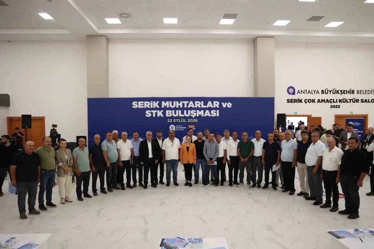 Büşra Özdemir Serik ilçesinde muhtarlarla toplantıda konuşuyor